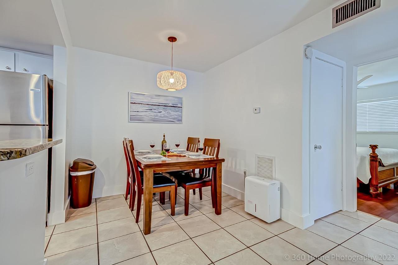 Twins Inn & Apartments Сейнт Пийт Бийч Екстериор снимка