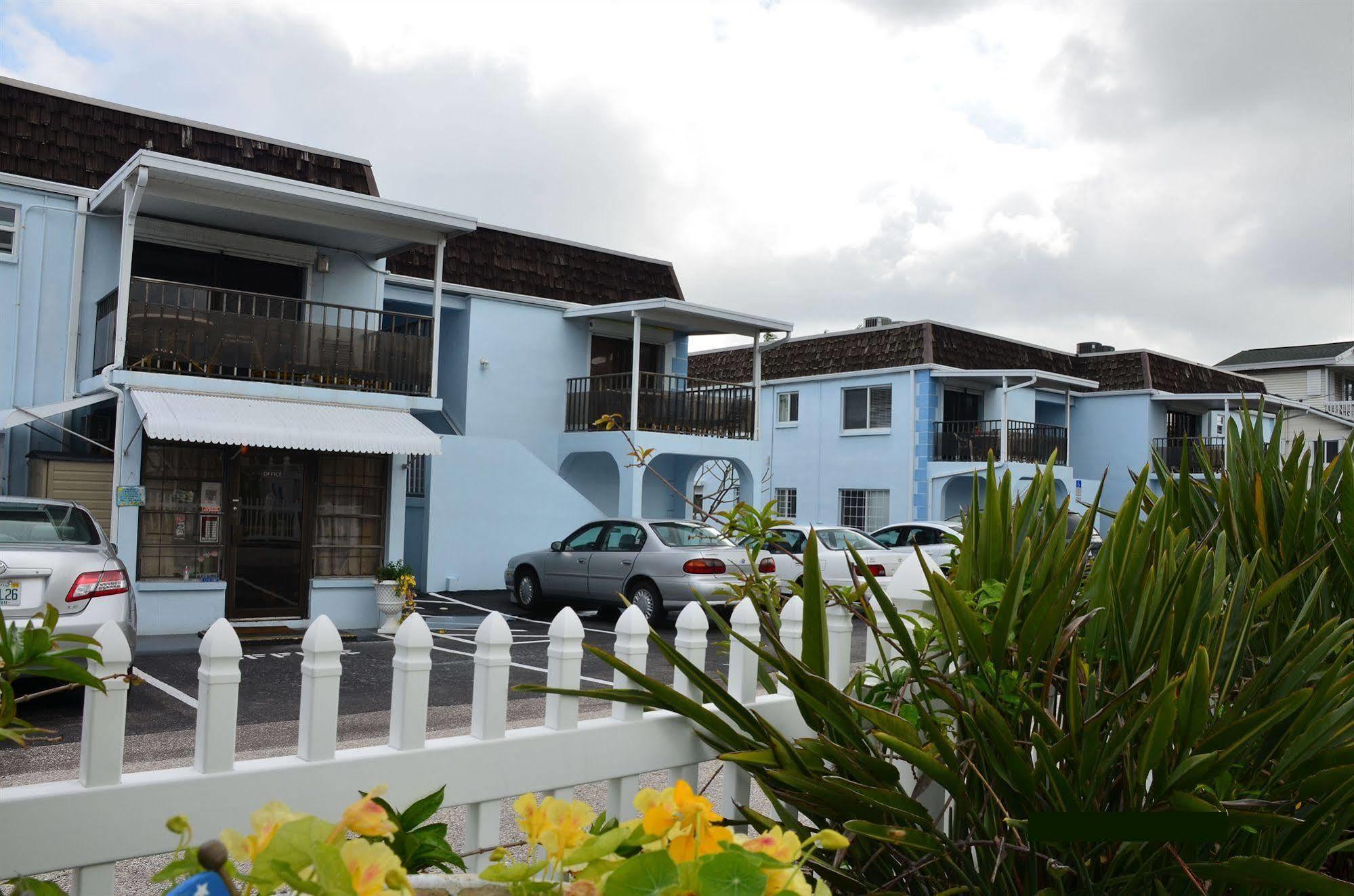 Twins Inn & Apartments Сейнт Пийт Бийч Екстериор снимка