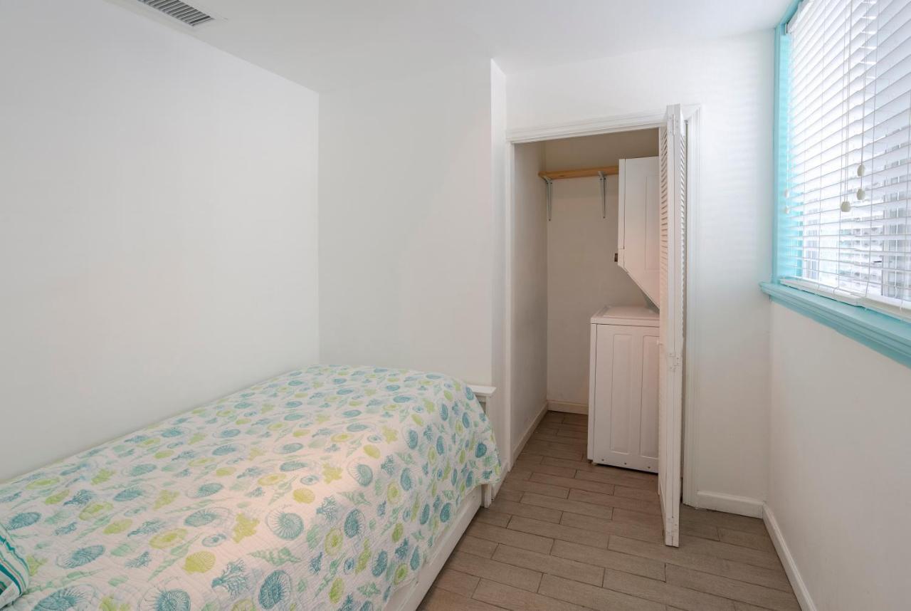 Twins Inn & Apartments Сейнт Пийт Бийч Екстериор снимка