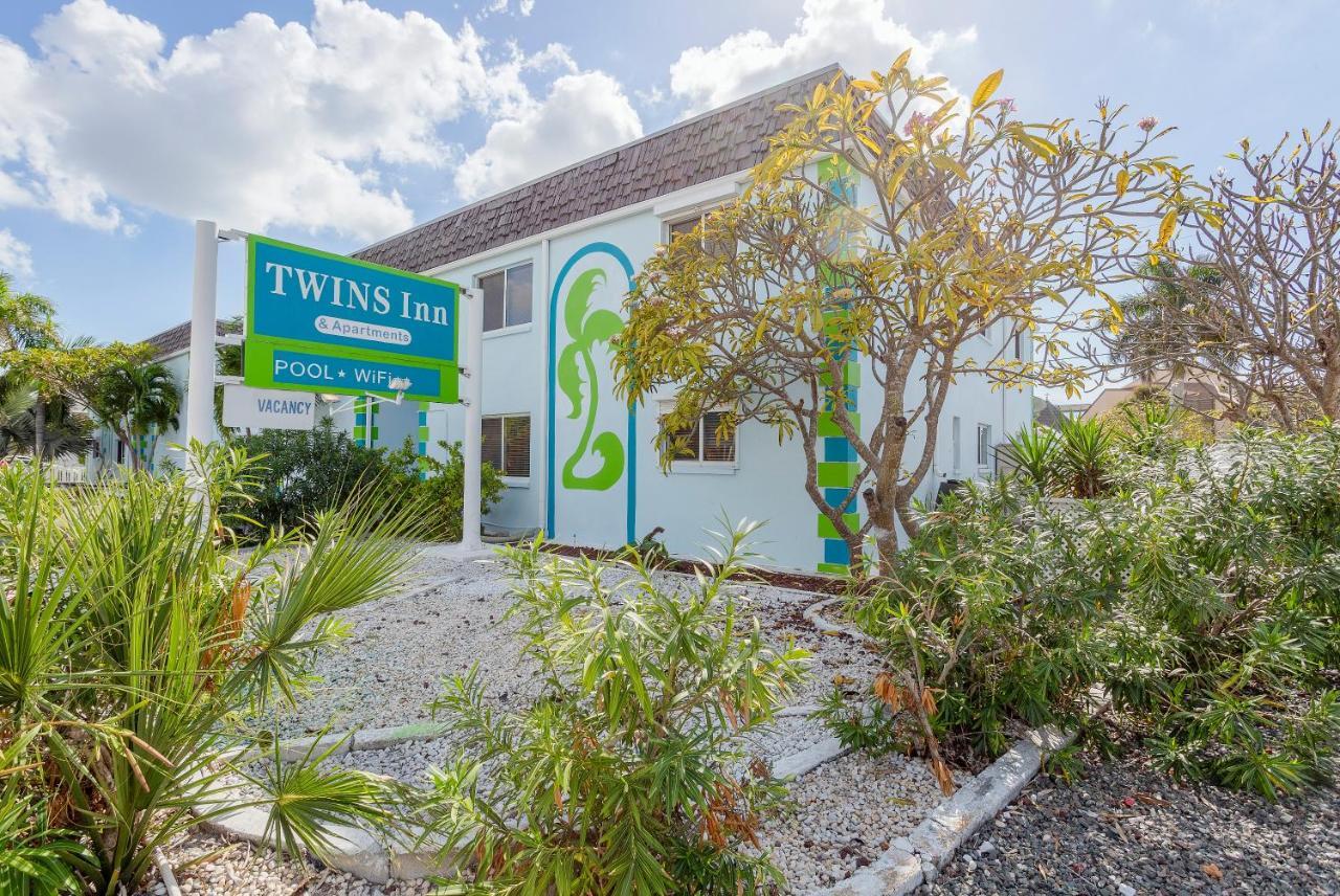 Twins Inn & Apartments Сейнт Пийт Бийч Екстериор снимка