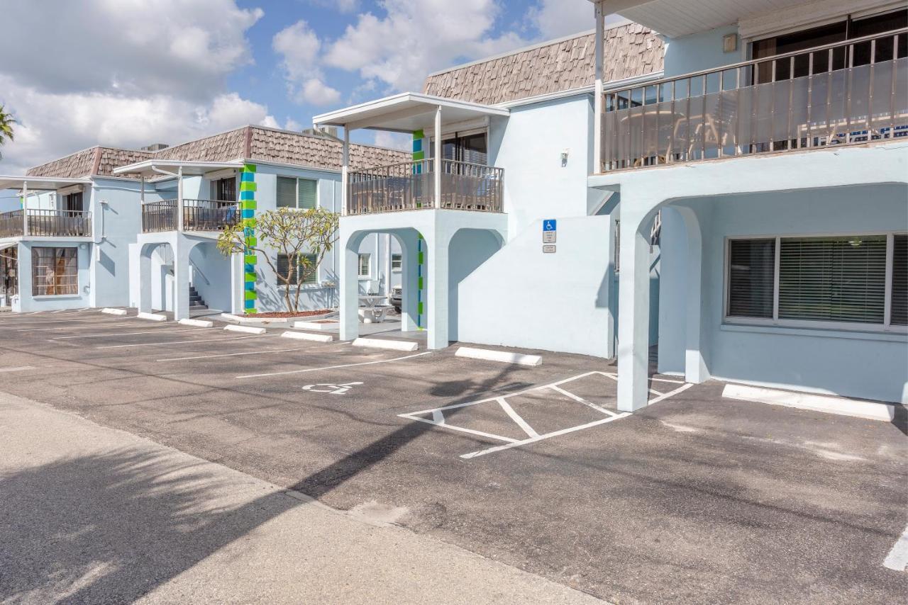 Twins Inn & Apartments Сейнт Пийт Бийч Екстериор снимка
